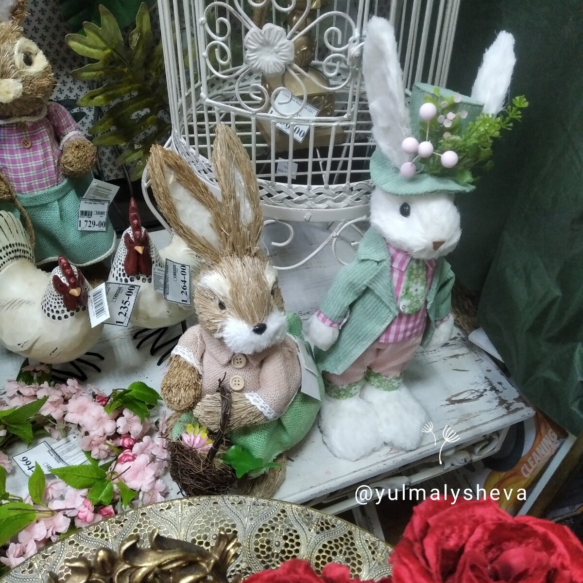 Подобная фигурка кролика(около 30 см) стоит порядка 1500 рублей