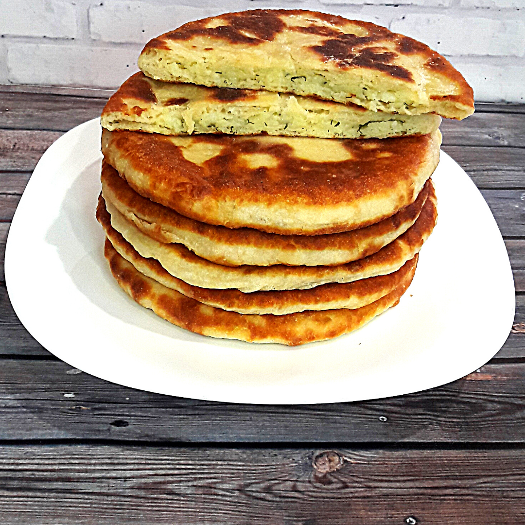 Готовые пироги укладываем стопкой. На запах — даже соседи сбегаются...