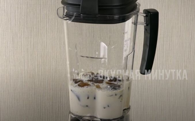 1.  Кофе я предварительно заварила, остудила и заморозила. Замороженные кубики кофе отправляю в блендер. Сюда же - шоколадный сироп и холодное молоко. Накрываю, измельчаю.