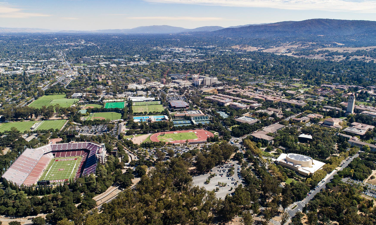 Стэнфордский университет основан в 1885 году и находится вблизи города Пало-Альто, на западе США 
