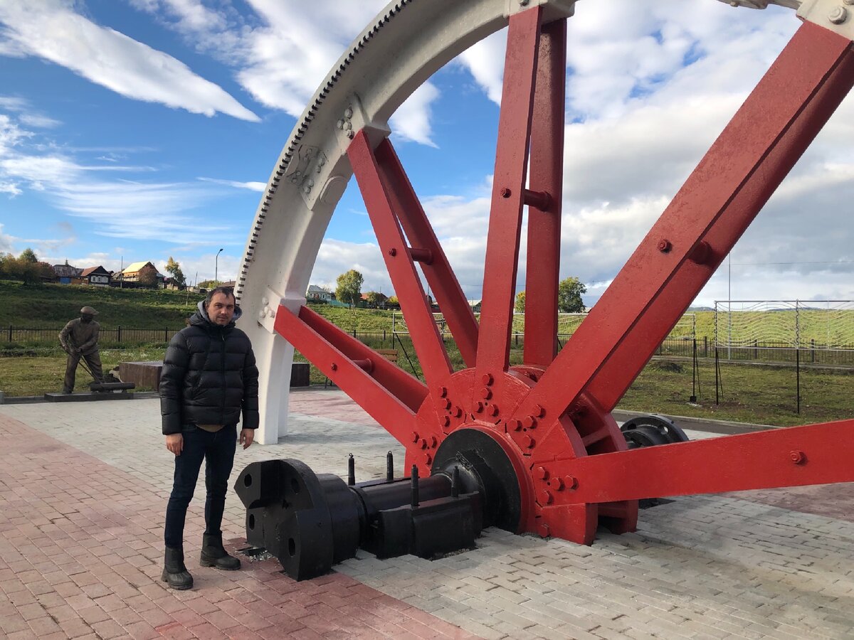 Десятиметровый маховик от когда то прокатного цеха 