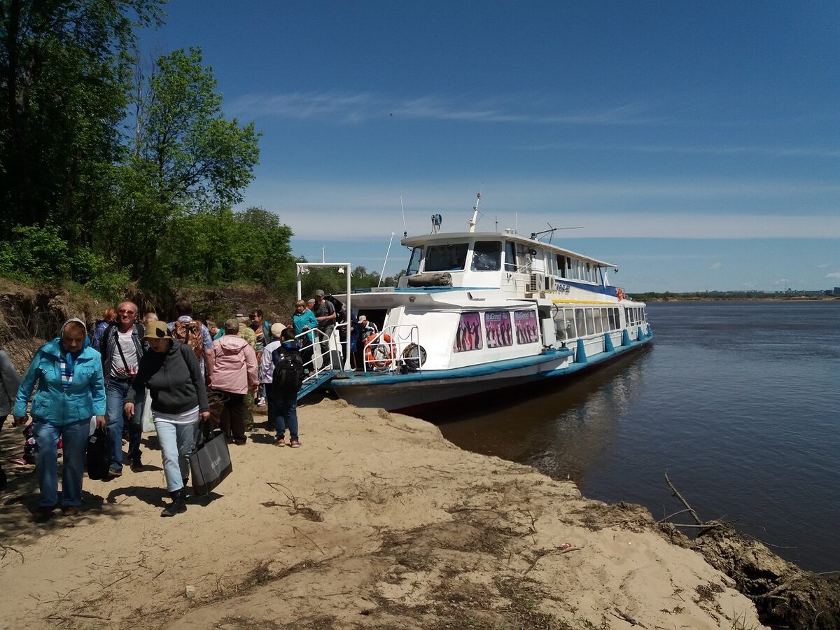 Остановка теплохода в протоке Бешеной. Фото из открытых источников.