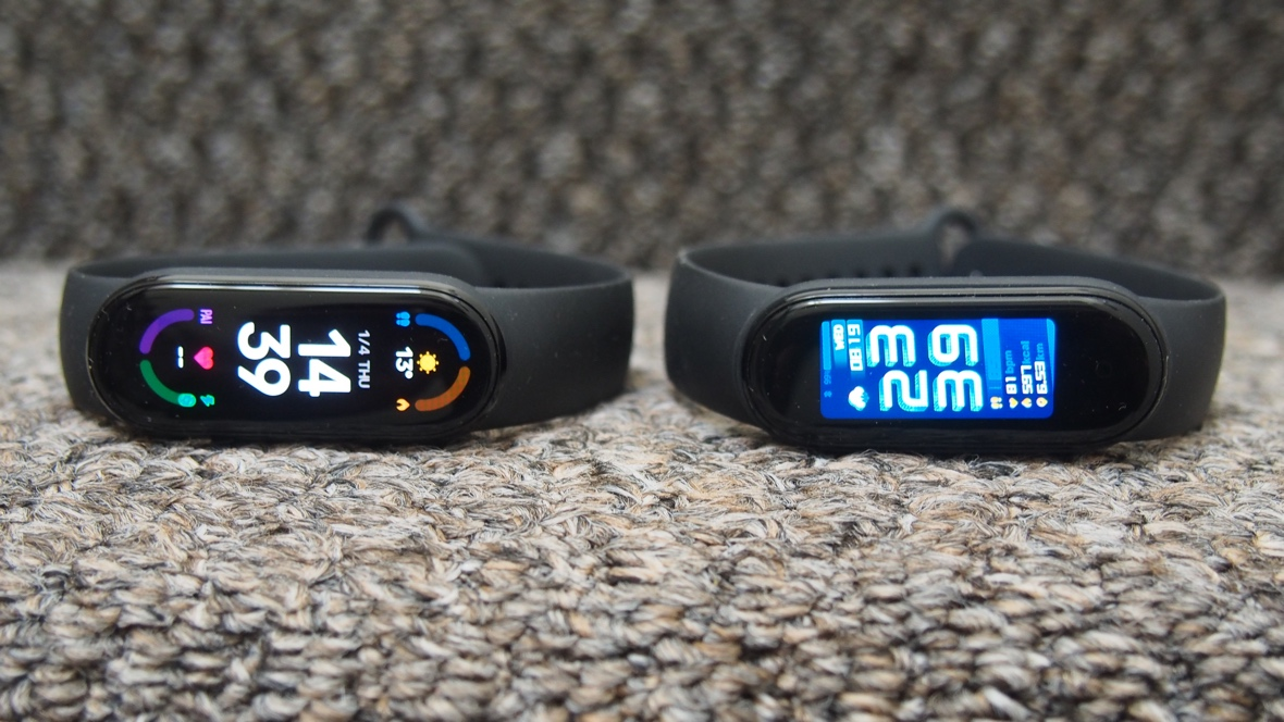 Сравнение экранов, слева Mi band б, справа Mi band 5.