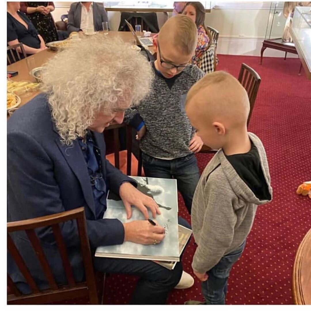 Брайан Мэй на встрече с юными поклонниками Queen