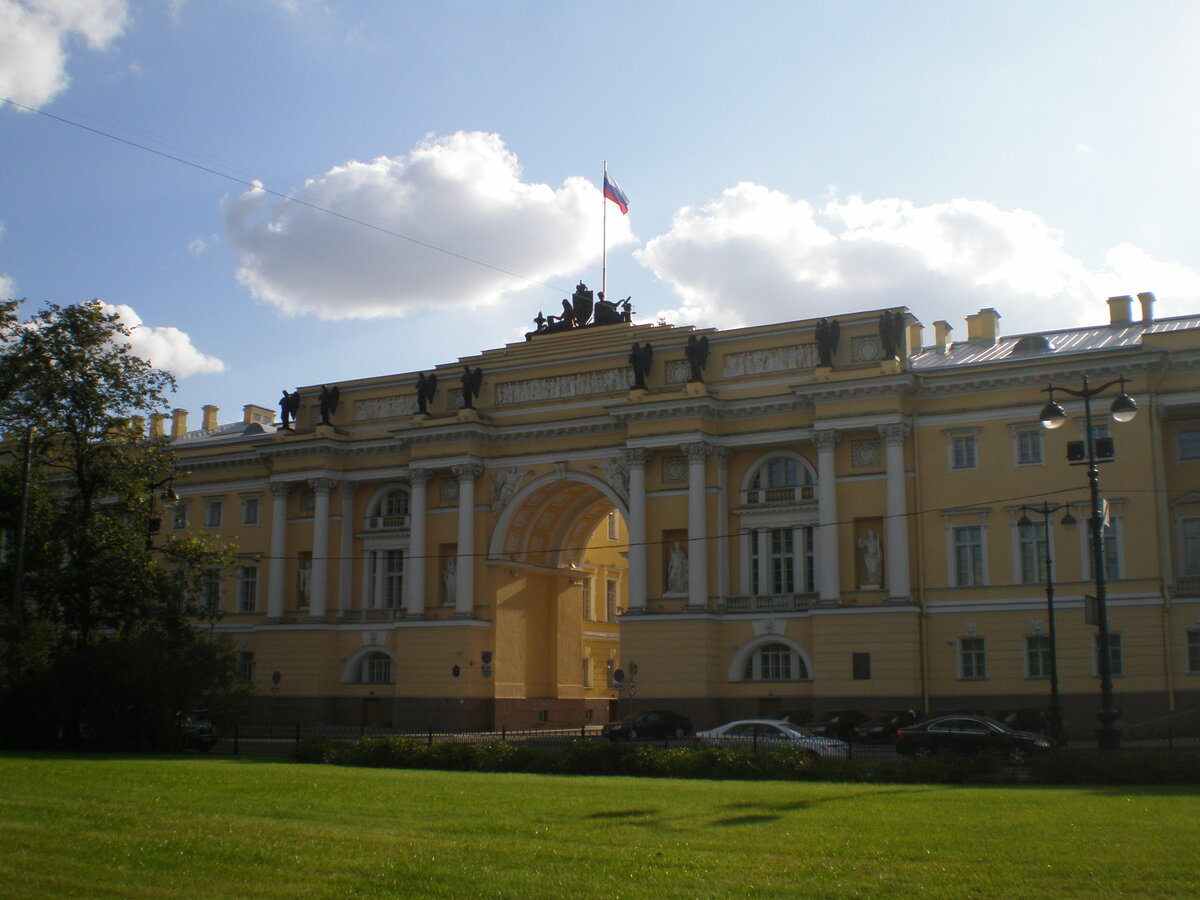 Здание Конституционного Суда РФ. Источник: https://upload.wikimedia.org/wikipedia/commons/e/e7/%D0%9A%D0%BE%D0%BD%D1%81%D1%82%D0%B8%D1%82%D1%83%D1%86%D0%B8%D0%BE%D0%BD%D0%BD%D1%8B%D0%B9_%D1%81%D1%83%D0%B4_%D0%A0%D0%BE%D1%81%D1%81%D0%B8%D0%B9%D1%81%D0%BA%D0%BE%D0%B9_%D0%A4%D0%B5%D0%B4%D0%B5%D1%80%D0%B0%D1%86%D0%B8%D0%B8.jpg