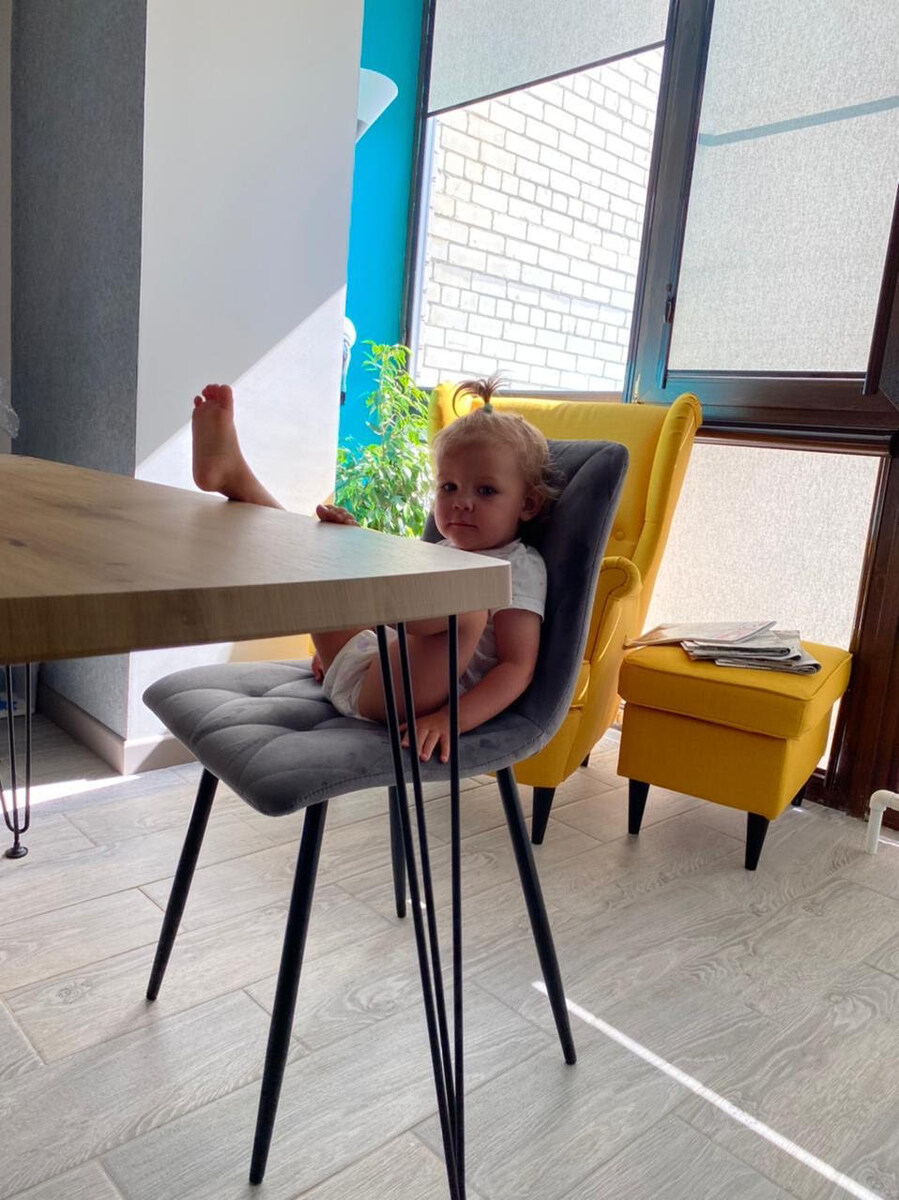 Любимый стул ребенка на фоне папиного кресла для чтения 