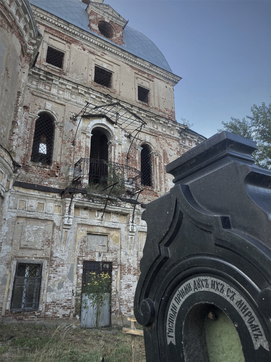 особенность Храма - висящие балконы, храм во имя Воскресения Христова, село Любичи 2021 г.