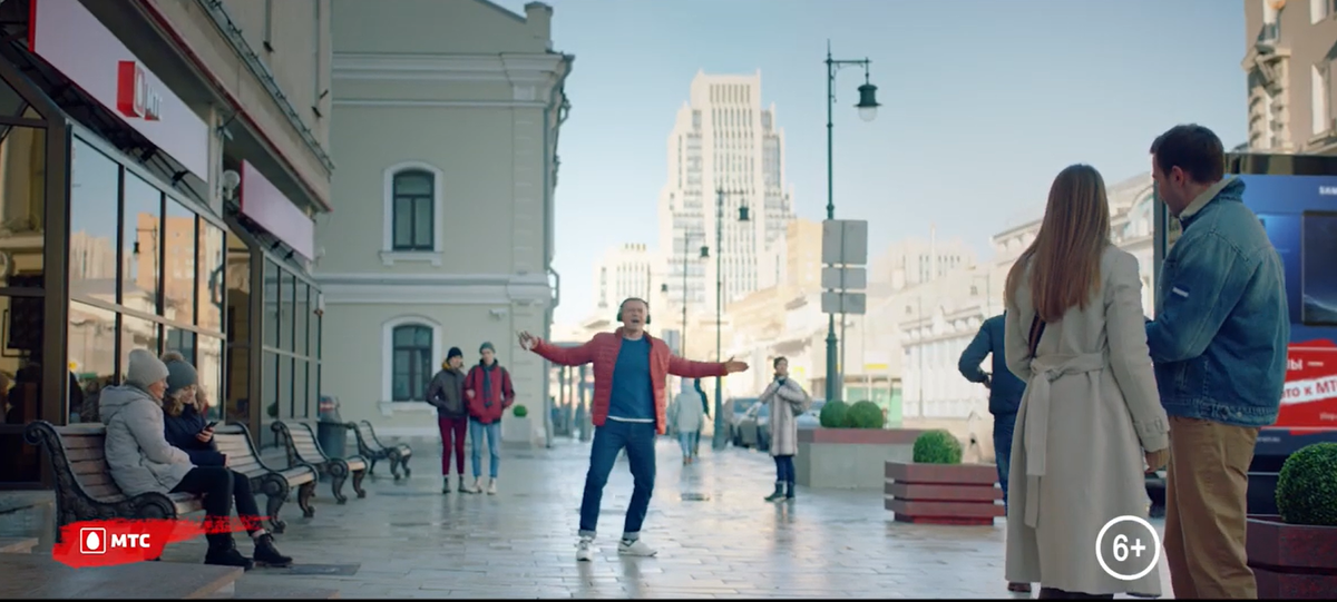 Отрывок из «Реклама Samsung и музыка в МТС - поющий Сычев».