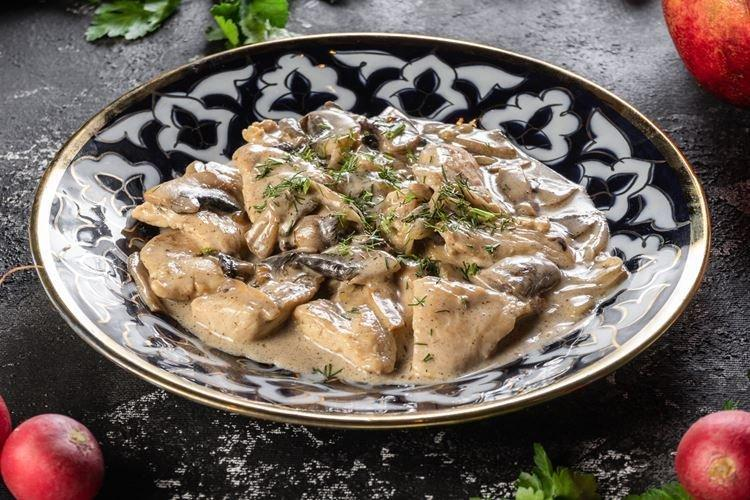 Фрикасе из филе. Филе курицы с грибами в сливочном соусе. Курица с грибами в сливочном соусе. Куриное филе с грибами в сливочном соусе. Куриная грудка с грибами в сливочном соусе.