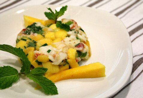 Очень приятное сочетание сладкого манго с нежным мясистым лобстером.