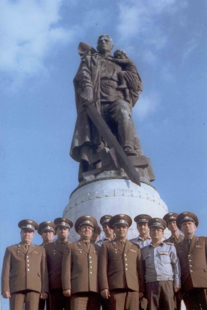 (Офицеры ГДР на фото - в рубашках).