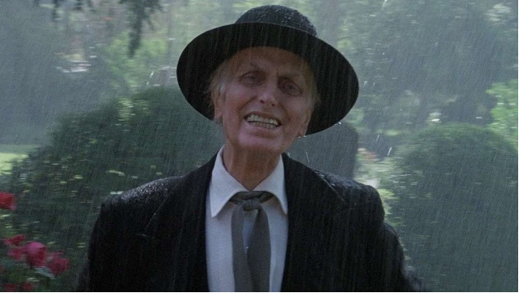 Джулиан Бек в роли священника Генри