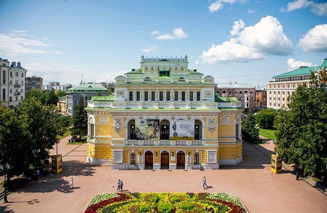 Театральная площадь. Фото с сайта https://clck.ru/Xf9y7