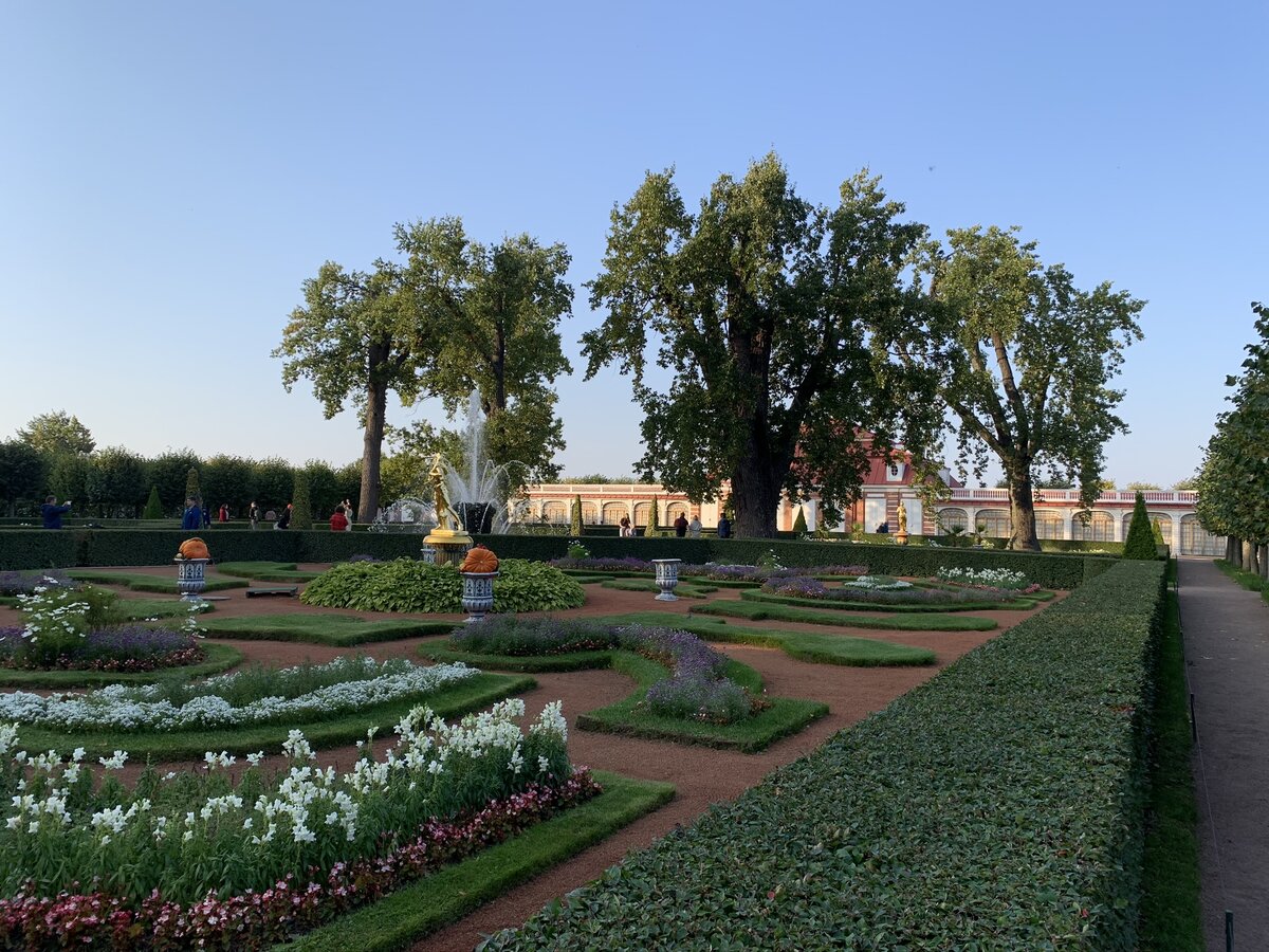 Сад перед дворцом