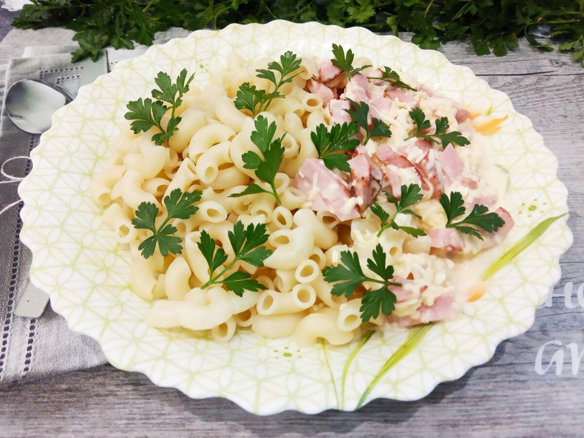 Макароны со сметанным соусом с сыром и колбасой