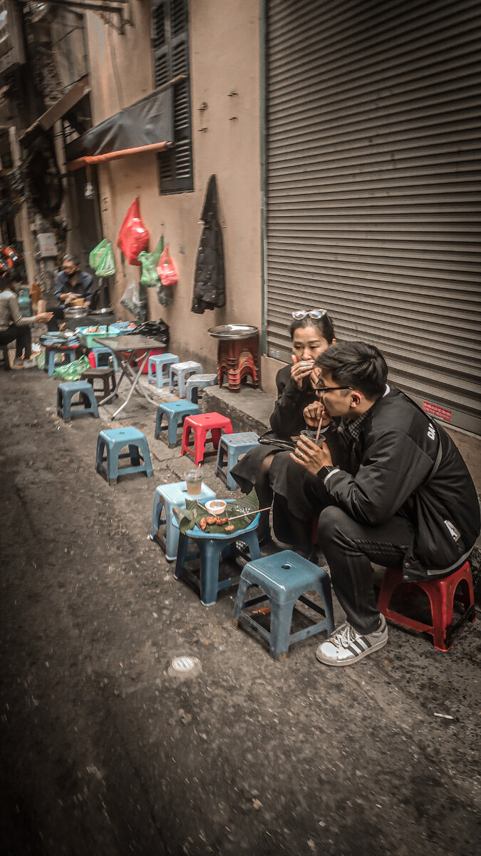 а здесь шашлычки подают прямо на банановых листьях)
