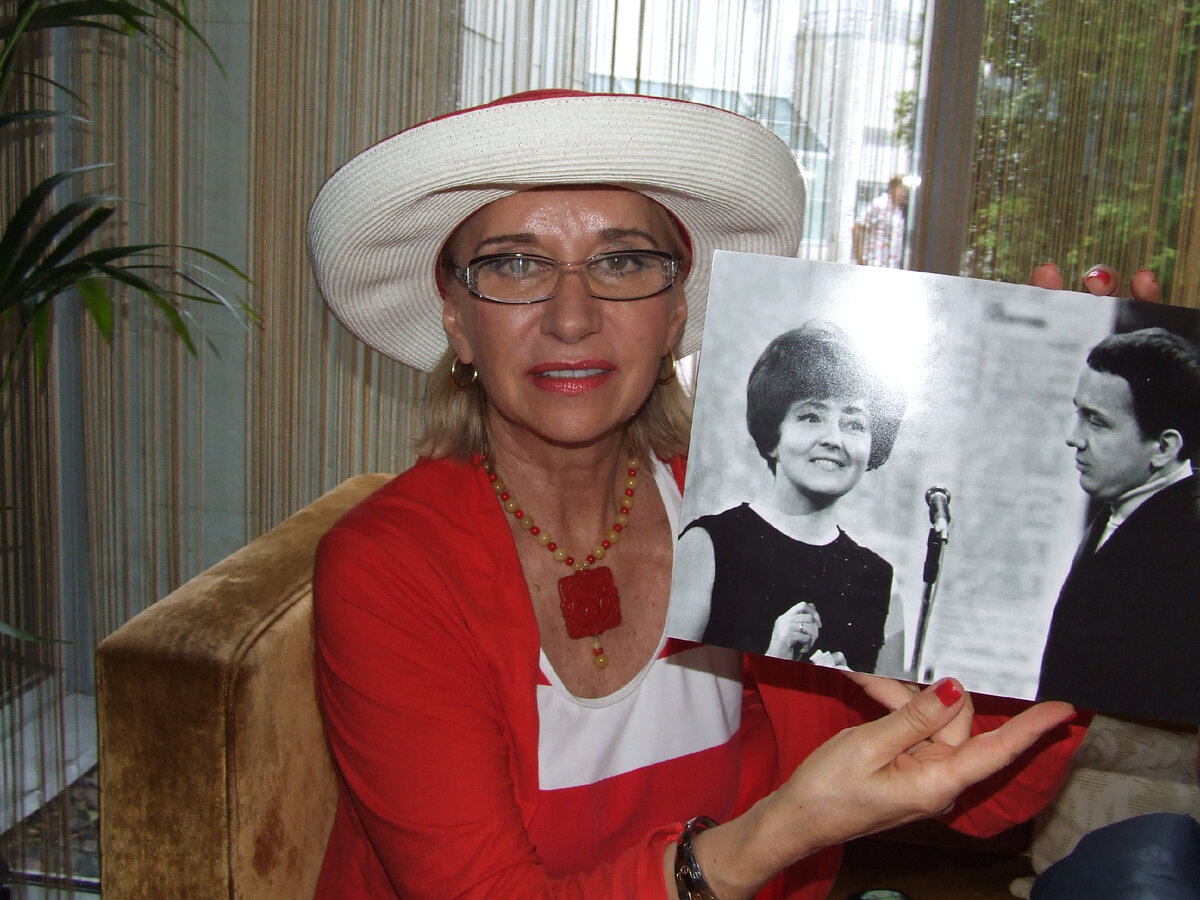 Аэлита Фитингоф листает книгу о КВН. Фото автора