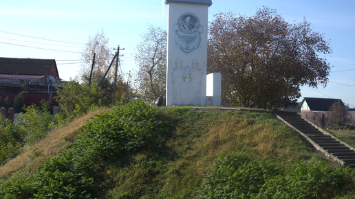 В городе Усть-Лабинске, на Кубани, находится памятник 