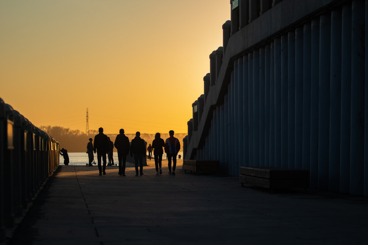 Закат над Набережной в Уфе и прохожие, апрель 2021