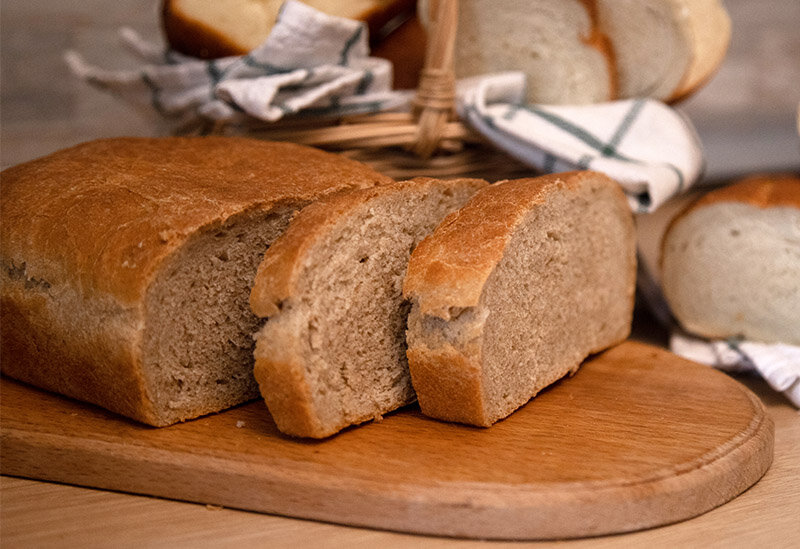 Хлебушек румяный, мягкий и полезный.