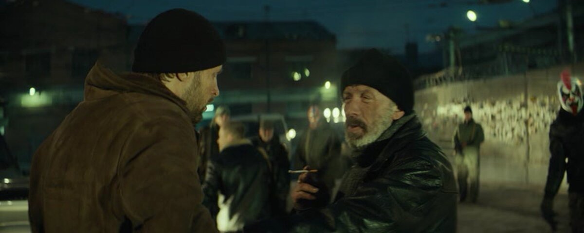 Одна из первых сцен в фильме, как случайным людям из промороженного троллейбуса раздают автоматы Калашникова, чтобы они расстреливали людей лучше одетых и явно привыкших ездить на авто. Так, видимо, наша элита представляет себе наш народ: только позволь ему, только дай автомат... А ведь в книге подобного и близко не было.