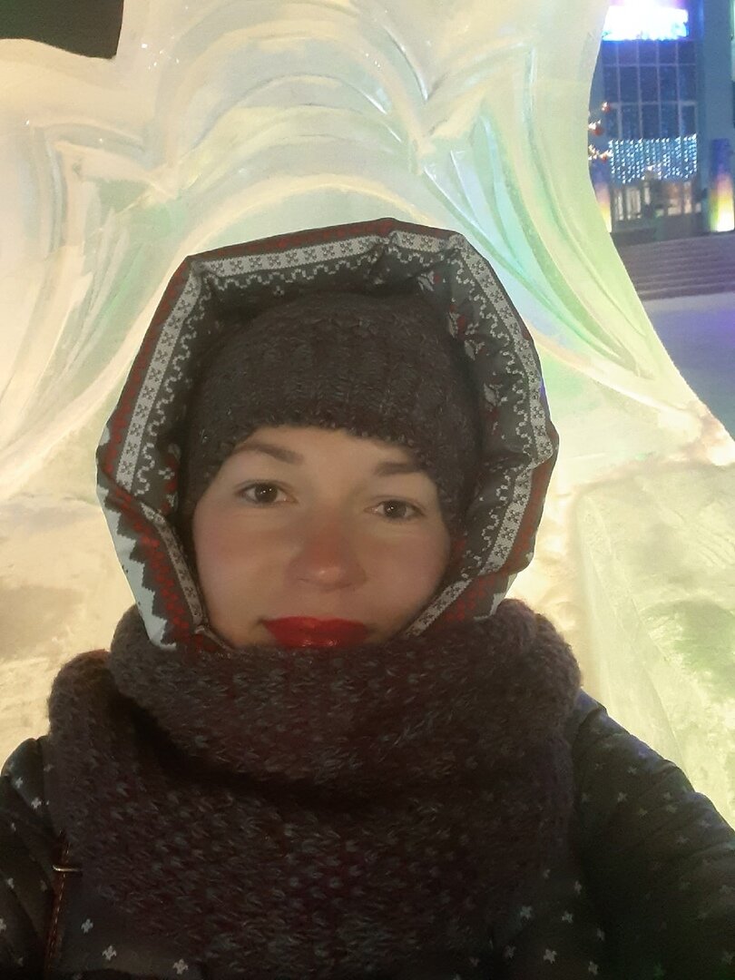На пути из одного государственного учреждения, где забыла что за дата сегодня.