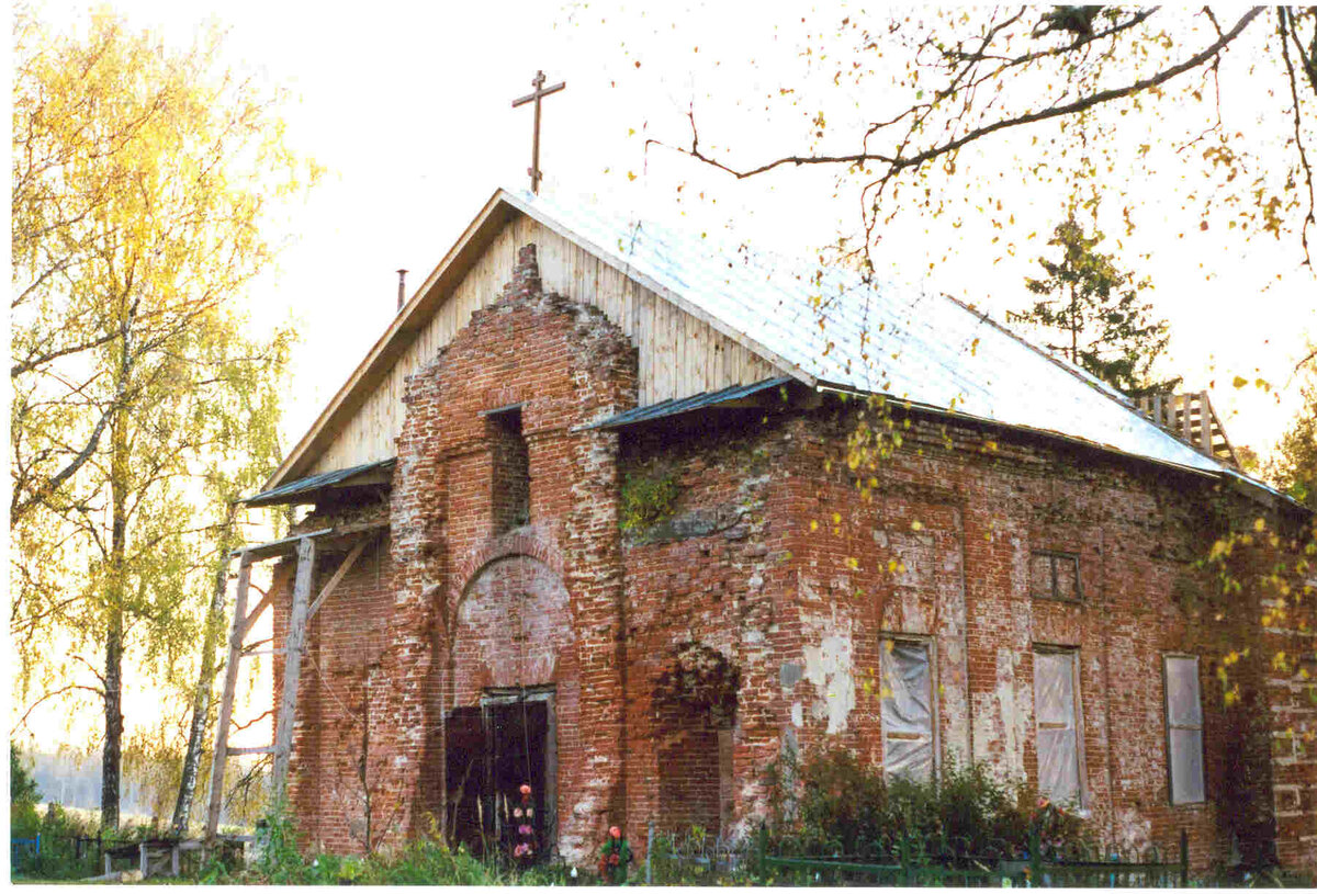 Никольский храм в д. Малинники, 2004 г.