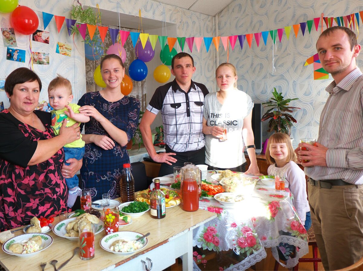 А флажки я просто вырезала из цветной бумаги и крепила скрепкой к натянутой нитке