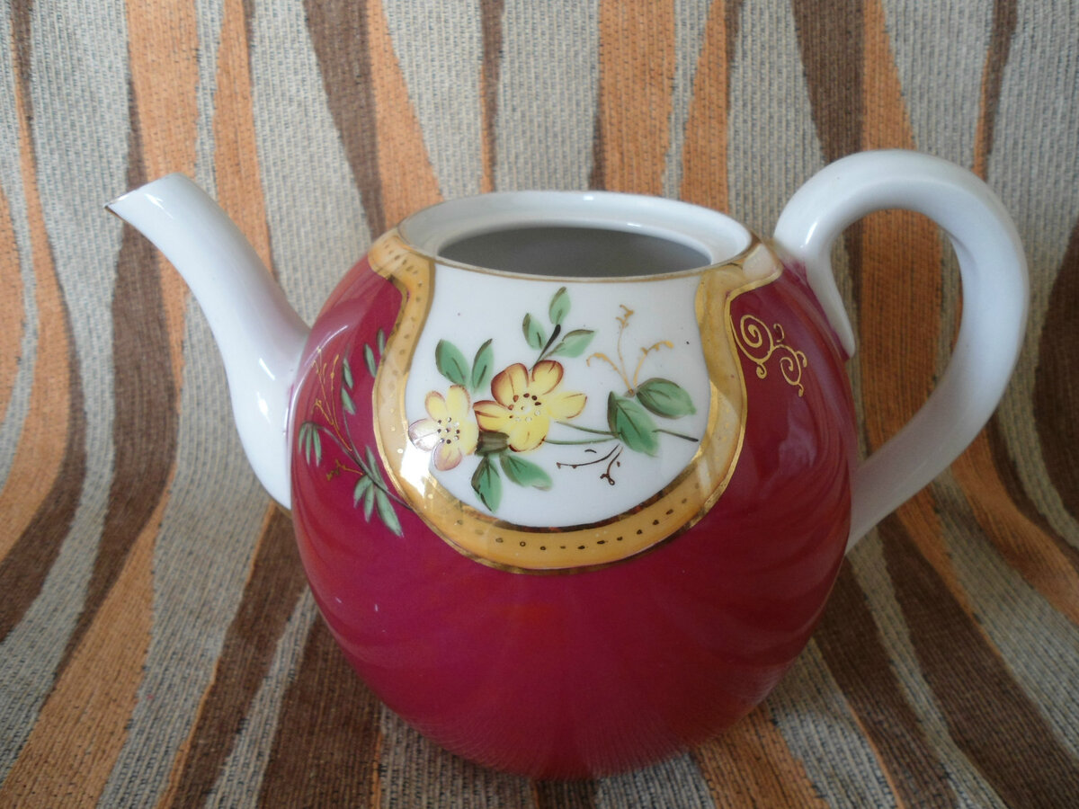 Чайник. 1924–1925. Дулёво. Источник: ebay.com