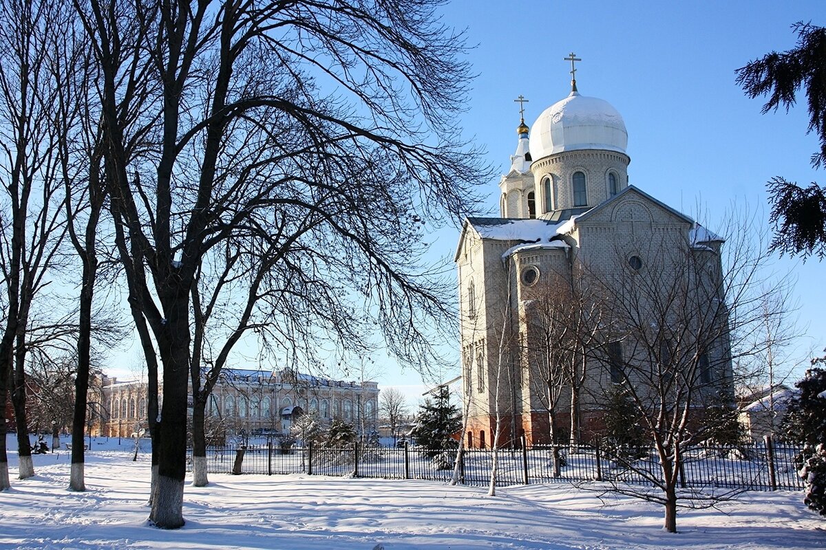 На фото современный Свято-Никольский храм в станице Советской (Урупской), а вдали видно старинное здание реального министерского училища о котором идет речь в статье.