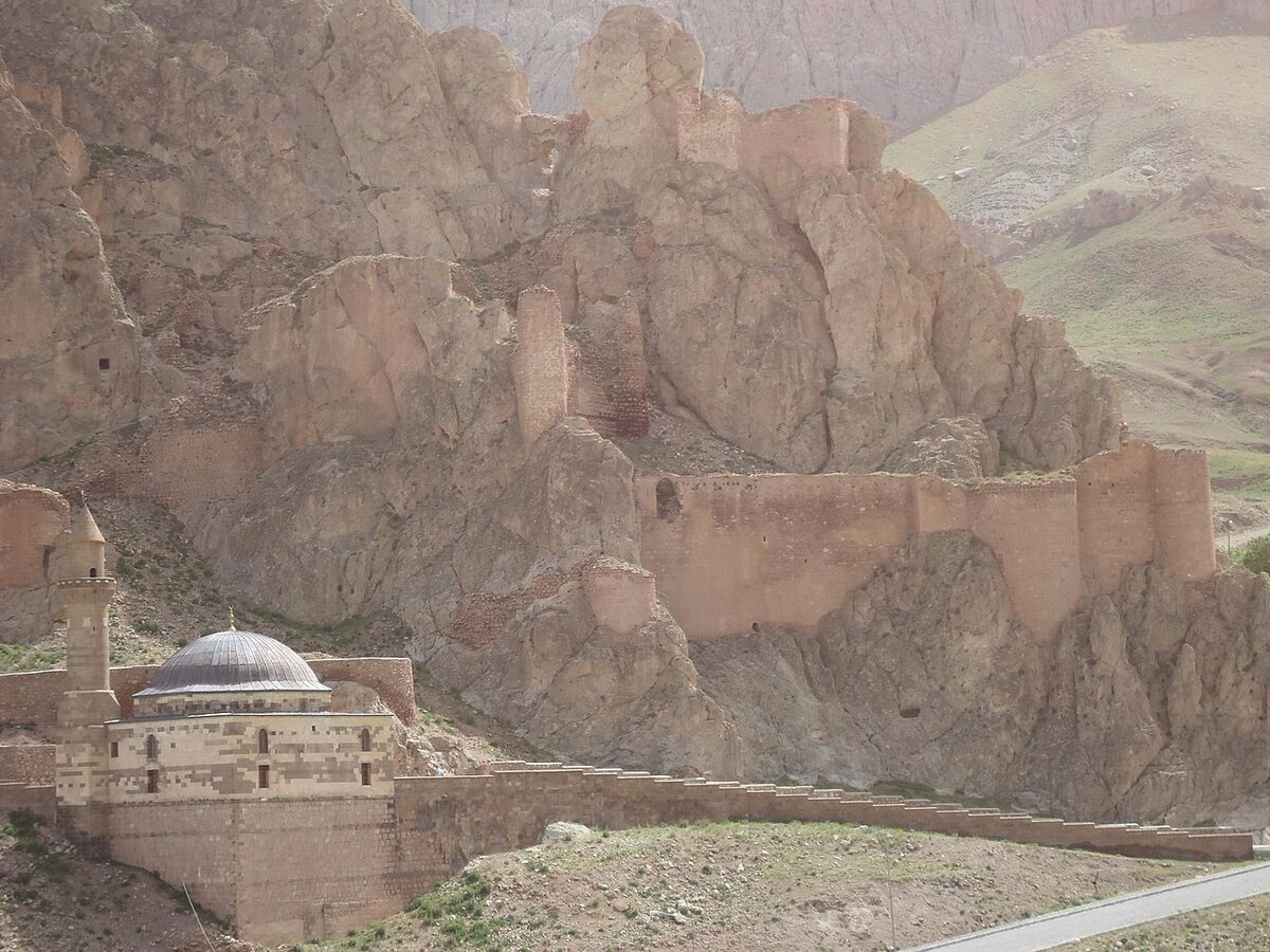 Крепостные укрепления в Баязете