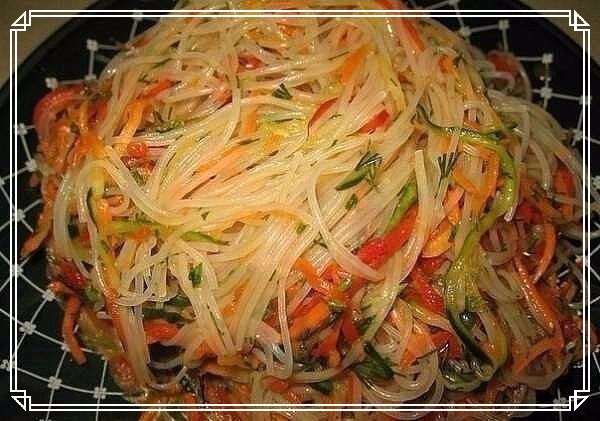 Салат с фунчозой и овощами