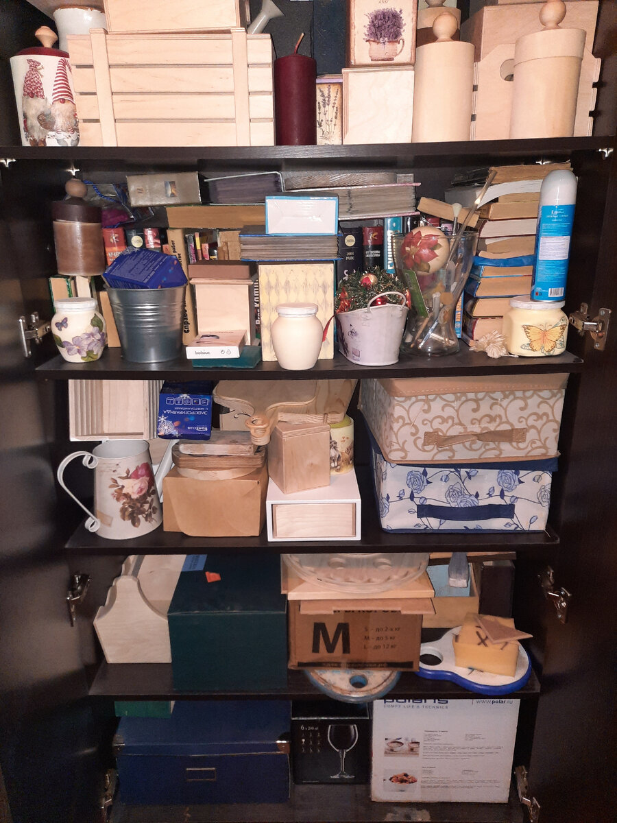 шкаф с материалами для хобби