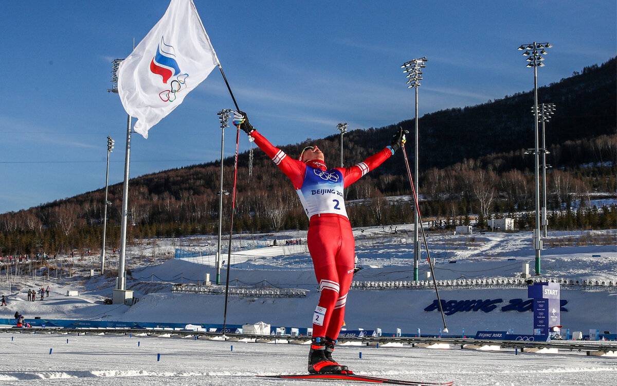 Спортивные большие гонки. Александр Большунов олимпиада 2022. Александр Большунов на Олимпиаде в Пекине. Российский лыжник Александр Большунов. Олимпиада по биатлону 2022 Большунов.