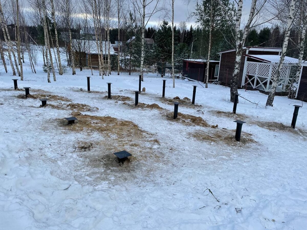 Установленные в грунт винтовые сваи