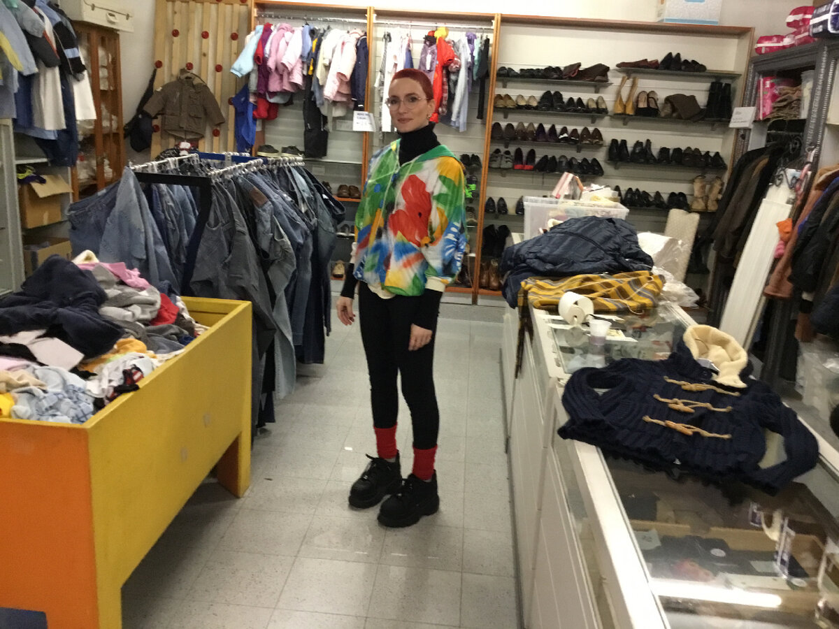 Катерина надела цветастую мастерку за полтора евро. 