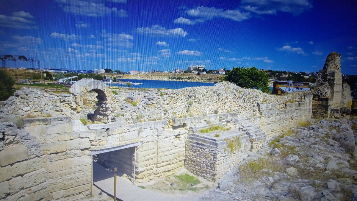 остатки жилищных кварталов  10-13 вв. 