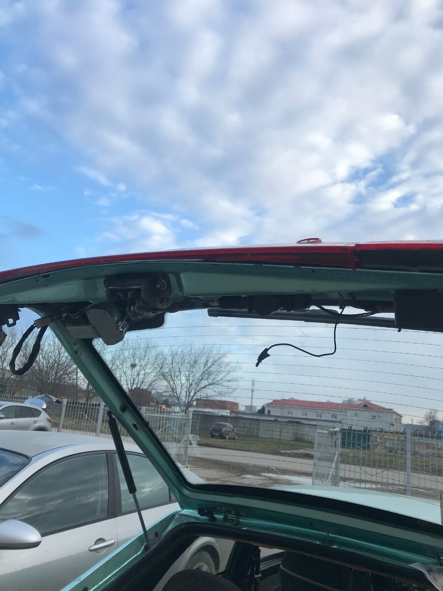 Крышка багажника ВАЗ 2112. Газовые амортизаторы уже заменены.