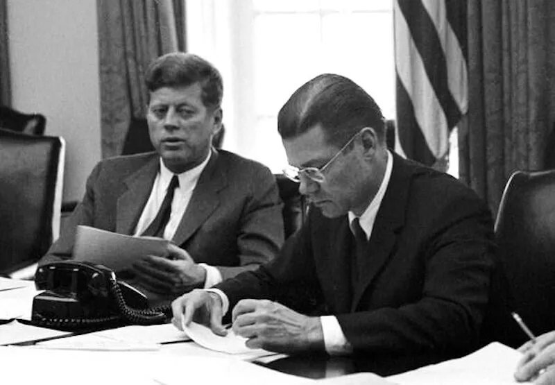 President John F Kennedy with Secretary of Defense Robert S McNamara in the Cabinet Room of the White House discuss the Cuban missile crisis. Photo: WikiCommons / Cecil Stoughton / White House