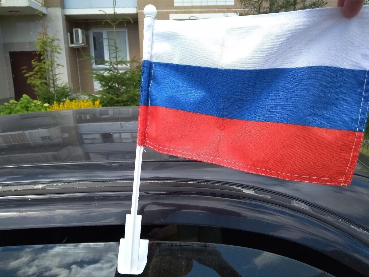 Автомобильный флаг россии. Флажок на стекло автомобиля. Флагшток на машину. Крепление флагштока на машину. Флаг на автомобиль.