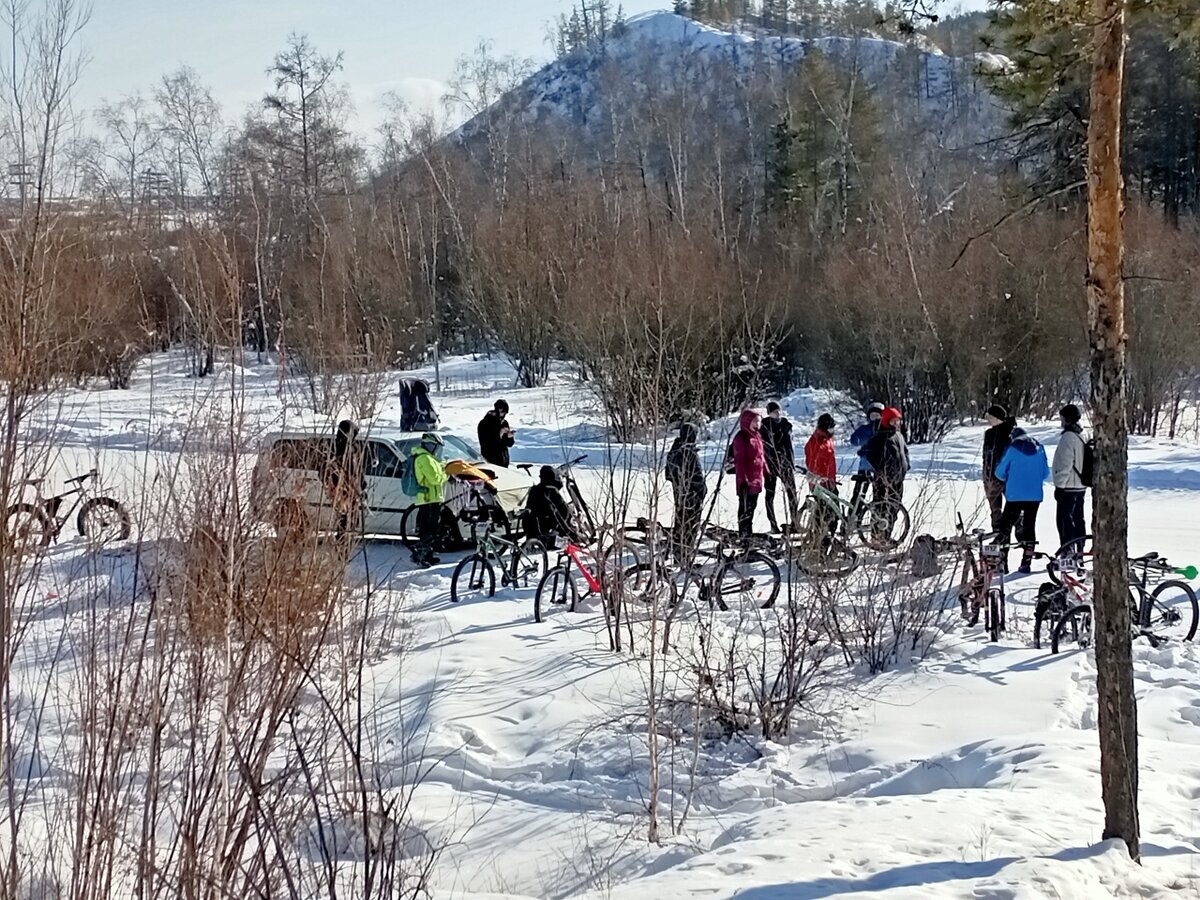 С 11ти на место старта подтягивались организаторы, участники и сочувствующие. 