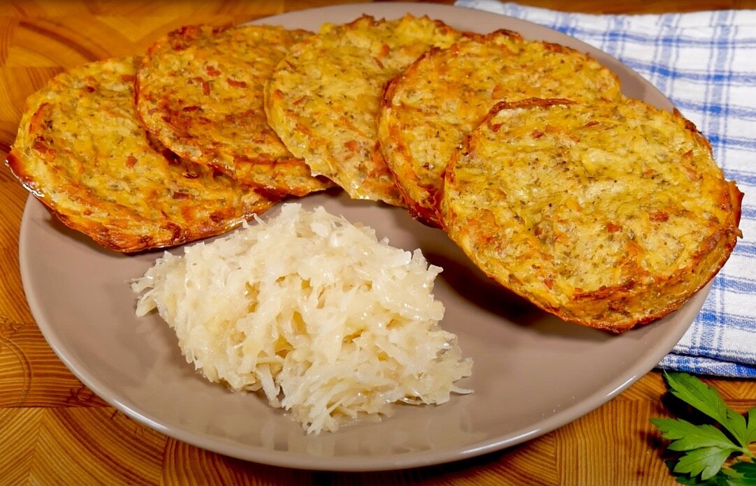 Брамбораки с тушеной капустой. 