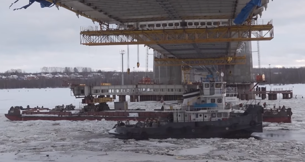 Так выглядит Архангельский мост снизу. Скрин из видео https://yandex.ru/video/preview/6036936258789927325