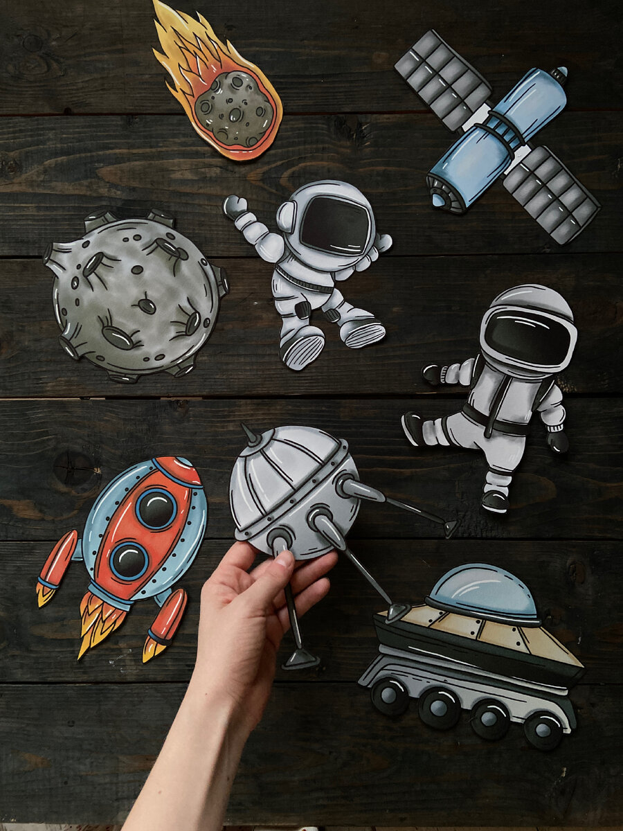 ⬆️Использую свои рисунки для украшения стенгазеты в школе, а дома-мебели и межкомнатных дверей. Можно приколоть булавками на обои или занавески.