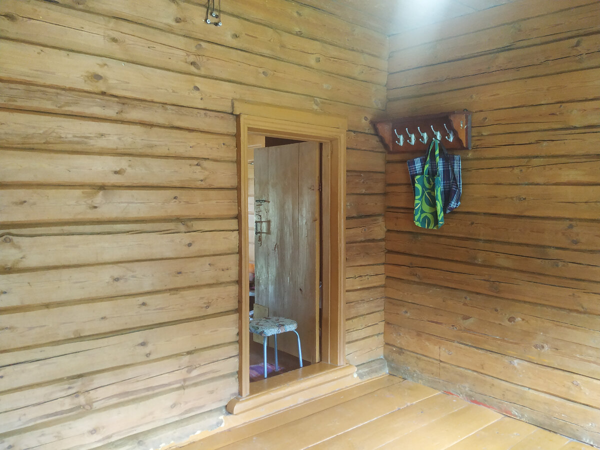 Процесс обработки стен. Жара стояла на улице страшная, но мы не сдавались...)))