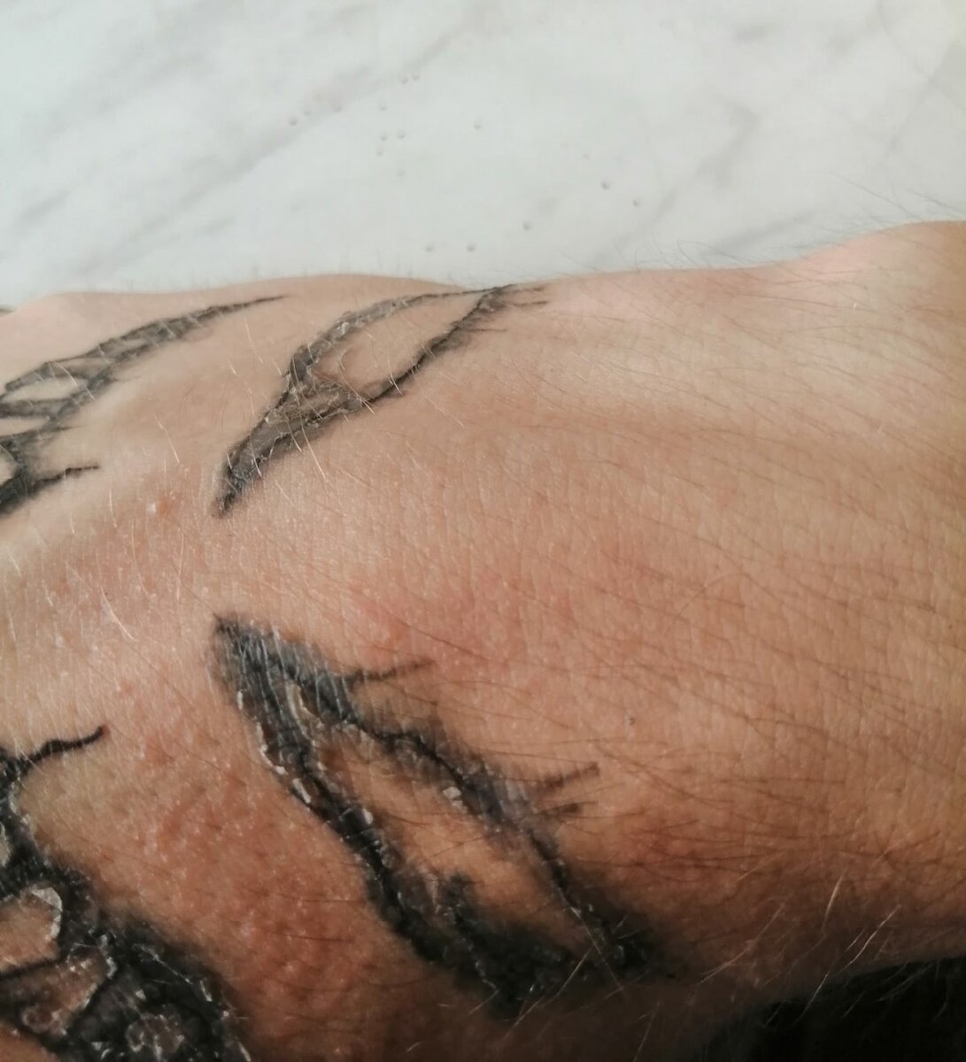 Пилинг татуировки: Почему это происходит и как за ним ухаживать?