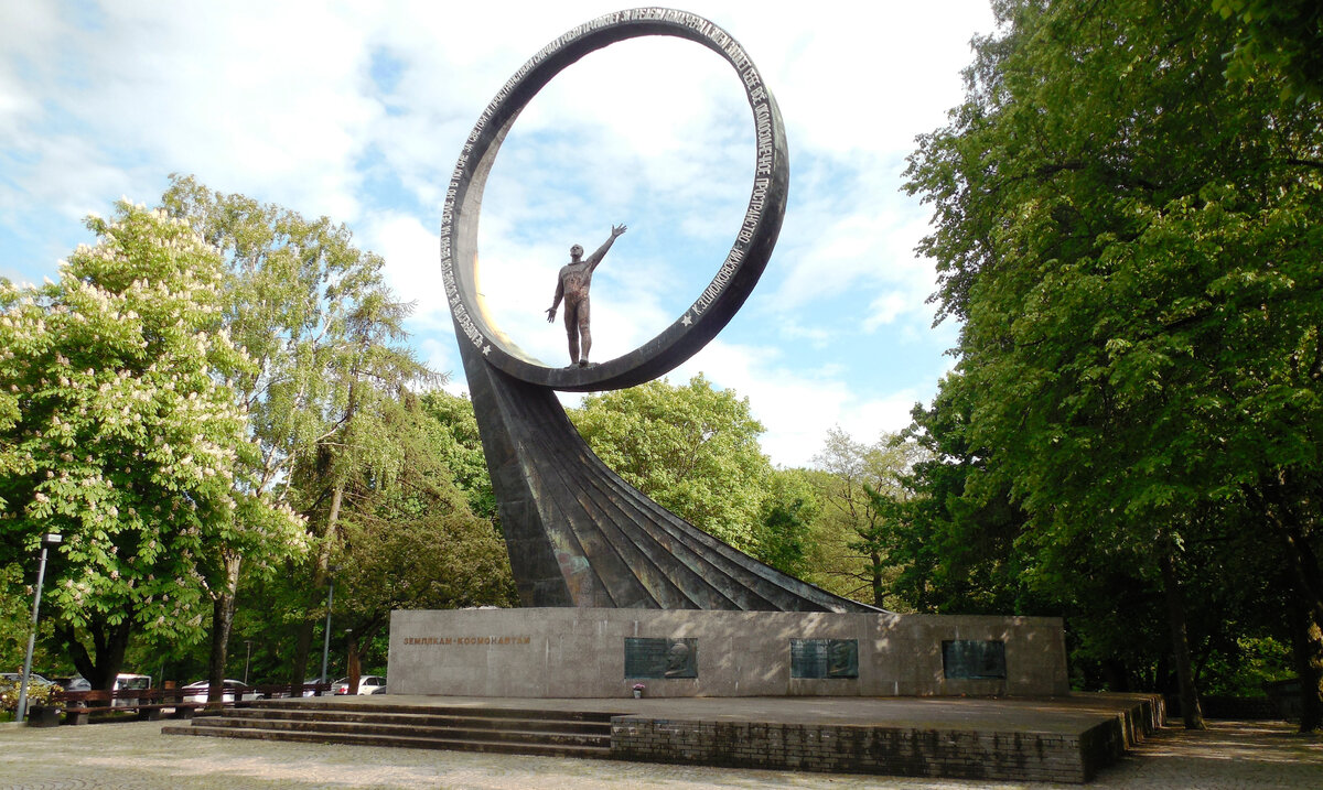 В апреле 1980-го в Калининграде был открыт памятник землякам-космонавтам