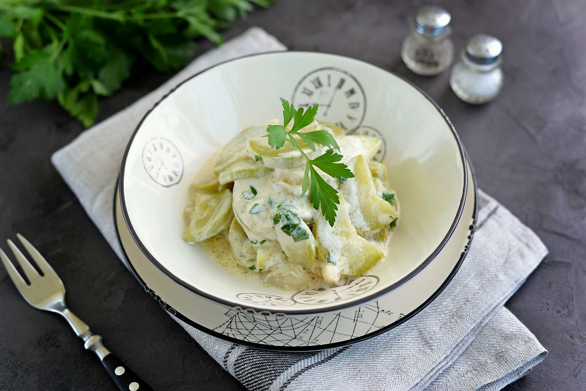 Кабачки со сметаной на сковороде. Кабачки со сметаной на сковороде. Кабачки тушеные со сметаной и чесноком на сковороде. Кабачки в сметанном соусе. Кабачки в сметане с чесноком.