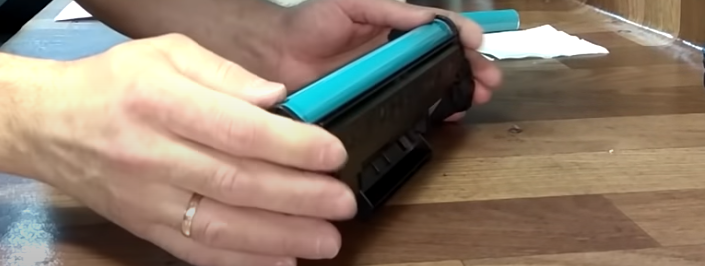 Устанавливаем фотобарабан обратно в картридж