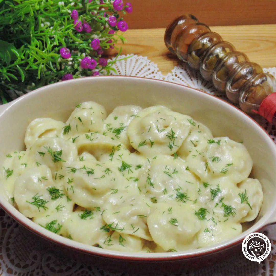 Рецепт пельменей с сыром на сковороде. Пельмени с сыром. Пельмени в сметанном соусе. Пельмени запеченные с сыром и сметаной. Пельмени в сливочном соусе с сыром.